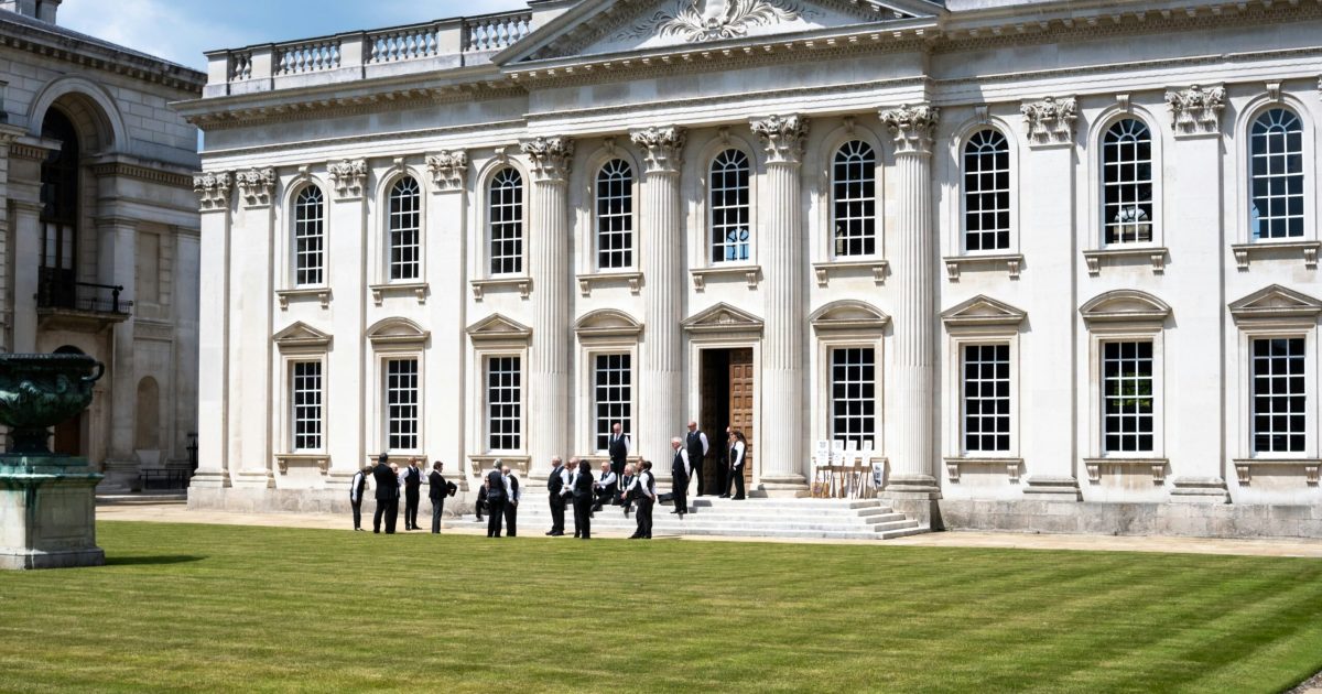 How to Choose Between London and Other UK Cities for Study